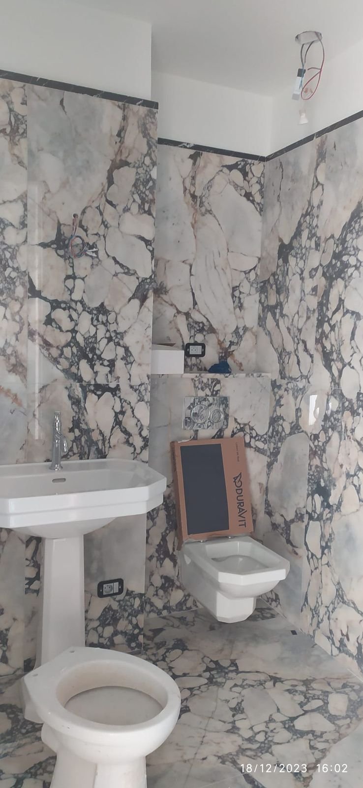 Bagno in marmo arabescato