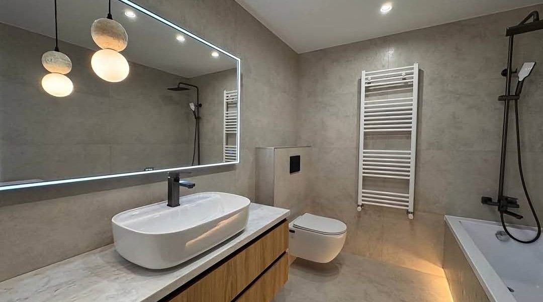 Bagno con vasca e lavabo da appoggio
