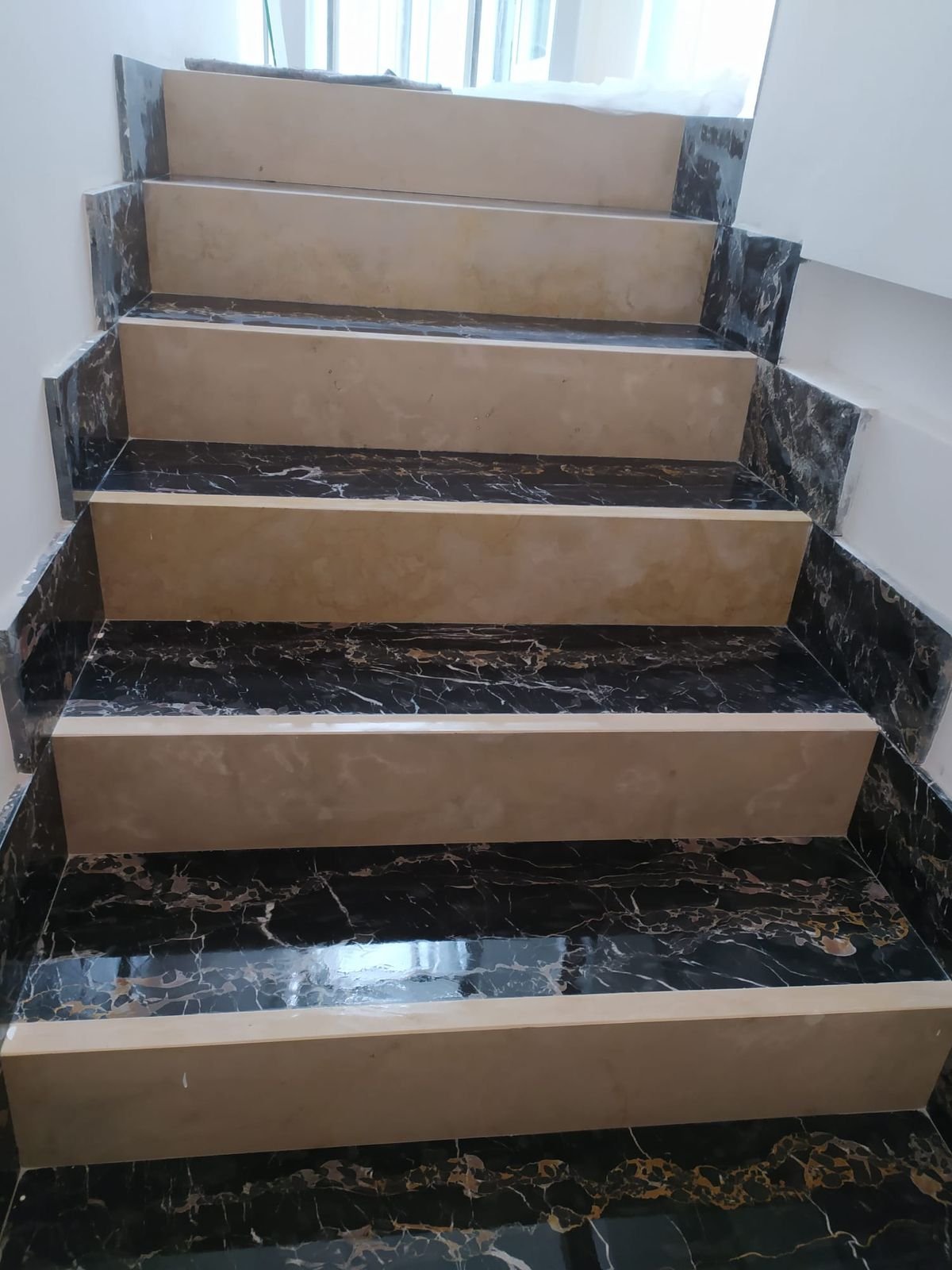 Scala in marmo bicolore